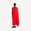 Abito drappeggiato da donna in rosso tramonto Abito drappeggiato da donna in rosso tramonto