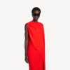 Abito drappeggiato da donna in rosso tramonto Abito drappeggiato da donna in rosso tramonto