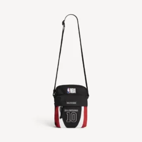 Balenciaga da uomo | Borsa a tracolla Explorer in collaborazione con la NBA nei colori nero/bianco/rosso vermiglio