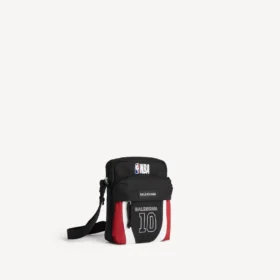 Balenciaga da uomo | Borsa a tracolla Explorer in collaborazione con la NBA nei colori nero/bianco/rosso vermiglio