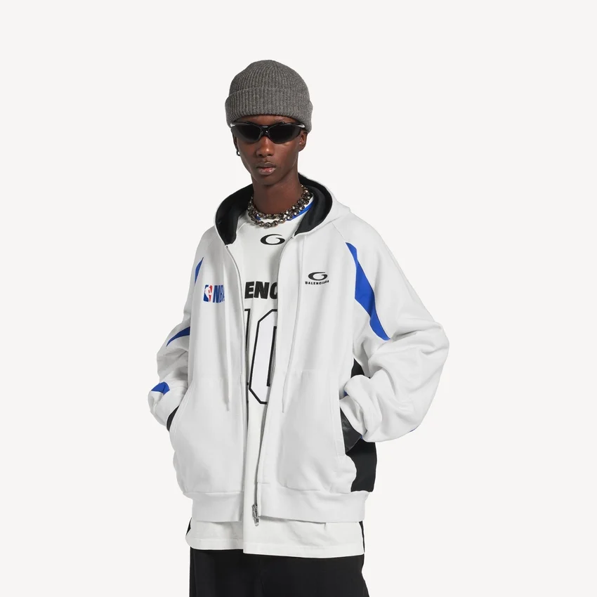 Balenciaga da uomo | Felpa con cappuccio oversize con zip, collaborazione con la NBA, in bianco/multicolore