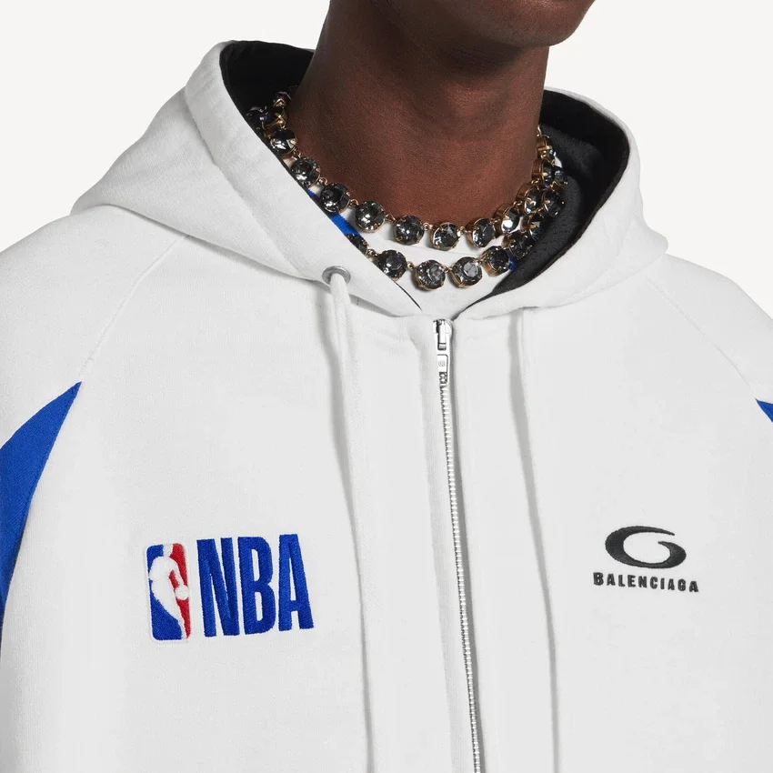 Balenciaga da uomo | Felpa con cappuccio oversize con zip, collaborazione con la NBA, in bianco/multicolore