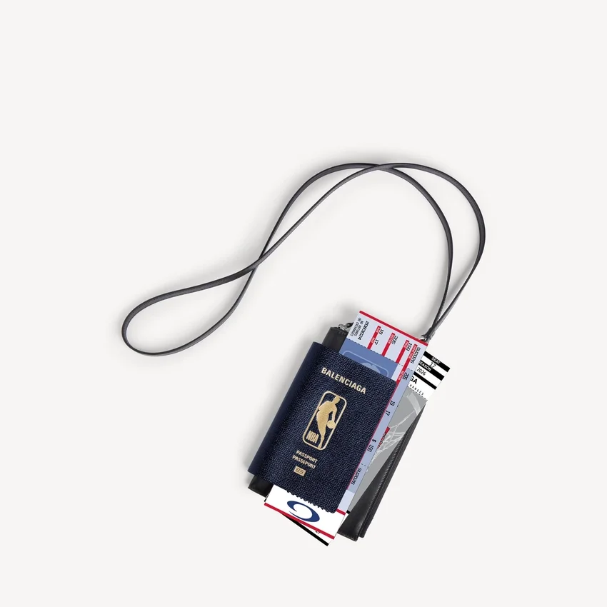 Balenciaga da uomo | Portacellulare Passport in collaborazione con la NBA, colore blu Balenciaga da uomo | Portacellulare Passport in collaborazione con la NBA, colore blu