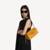Borsa a tracolla da donna Le 7, modello medio, color curry
