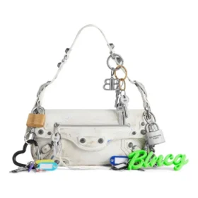 Borsa a tracolla piccola Le Cagole con effetto vissuto e ciondoli “White” 7716402AA7A9000