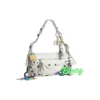 Borsa a tracolla piccola Le Cagole con effetto vissuto e ciondoli “White” 7716402AA7A9000
