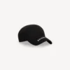 Cappellino con visiera e logo in nero Cappellino con visiera e logo in nero