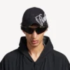 Cappellino da uomo con scritta in corsivo, nero slavato Cappellino da uomo con scritta in corsivo, nero slavato