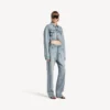 Giacca corta da donna dalla linea sinuosa in blu chiaro sbiancato Giacca corta da donna dalla linea sinuosa in blu chiaro sbiancato