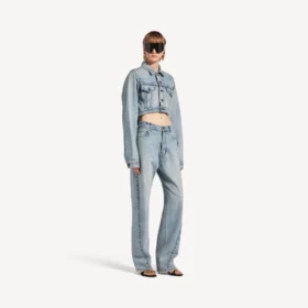 Giacca corta da donna dalla linea sinuosa in blu chiaro sbiancato
