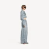 Giacca corta da donna dalla linea sinuosa in blu chiaro sbiancato Giacca corta da donna dalla linea sinuosa in blu chiaro sbiancato