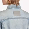 Giacca corta da donna dalla linea sinuosa in blu chiaro sbiancato Giacca corta da donna dalla linea sinuosa in blu chiaro sbiancato