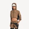 Giacca corta techwear da donna color cammello