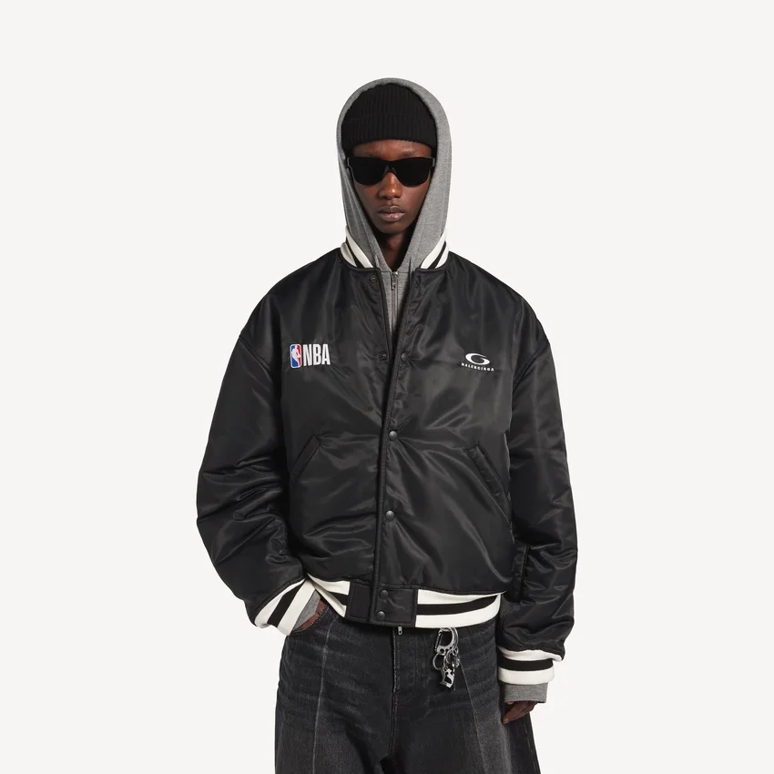Giacca da allenatore da uomo Balenciaga | Collaborazione con la NBA, colore nero Giacca da allenatore da uomo Balenciaga | Collaborazione con la NBA, colore nero