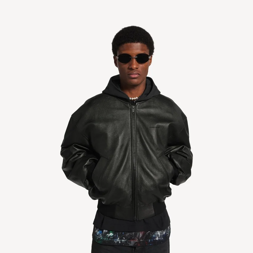 Giacca da uomo con cappuccio e toppe, nera Giacca da uomo con cappuccio e toppe, nera