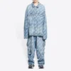 Giacca in Denim con logo script su tutta la superficie “Light Blue White” 681690TJW904200