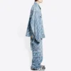 Giacca in Denim con logo script su tutta la superficie “Light Blue White” 681690TJW904200