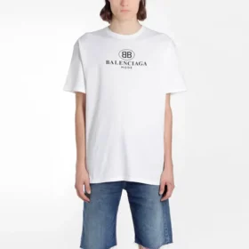 Maglietta da uomo Balenciaga con stampa del logo, collo rotondo e maniche corte, bianca 556150TYK239000 Maglietta da uomo Balenciaga con stampa del logo, collo rotondo e maniche corte, bianca 556150TYK239000