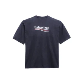 Maglietta da uomo Balenciaga con stampa “Political Campaign”, maniche corte, blu navy 570803TAV444128 Maglietta da uomo Balenciaga con stampa “Political Campaign”, maniche corte, blu navy 570803TAV444128