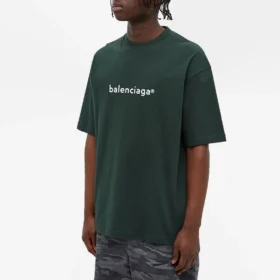 Maglione da uomo Balenciaga con stampa alfabetica, collo rotondo e maniche corte, verde 612966TIV543011 Maglione da uomo Balenciaga con stampa alfabetica, collo rotondo e maniche corte, verde 612966TIV543011
