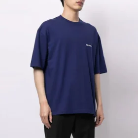 Maglione da uomo Balenciaga FW21 con logo, collo rotondo e maniche corte, blu 612966TIVG53967 Maglione da uomo Balenciaga FW21 con logo, collo rotondo e maniche corte, blu 612966TIVG53967