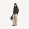 Pantaloni cargo da donna dal taglio comodo in beige Pantaloni cargo da donna dal taglio comodo in beige
