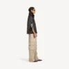 Pantaloni cargo da donna dal taglio comodo in beige Pantaloni cargo da donna dal taglio comodo in beige