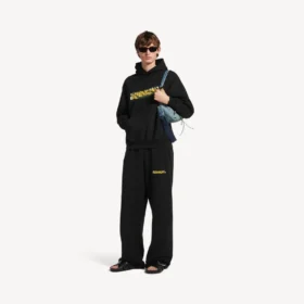 Pantaloni da ginnastica larghi da uomo con stampa spray “messy” in nero Pantaloni da ginnastica larghi da uomo con stampa spray “messy” in nero