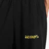 Pantaloni da ginnastica larghi da uomo con stampa spray “messy” in nero Pantaloni da ginnastica larghi da uomo con stampa spray “messy” in nero