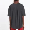 Polo a maniche corte, vestibilità ampia, con piccolo logo alfabetico, nero 482204TYK281055