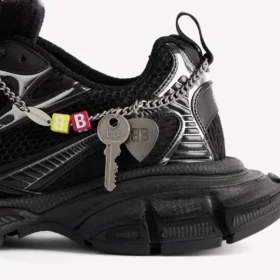 Sneaker da uomo 3XL con ciondoli in nero/argento
