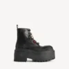 Stivaletti con plateau e ciondoli da donna, colore nero/multicolore Stivaletti con plateau e ciondoli da donna, colore nero/multicolore