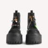 Stivaletti con plateau e ciondoli da donna, colore nero/multicolore Stivaletti con plateau e ciondoli da donna, colore nero/multicolore
