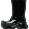 Stivali Crocs x Balenciaga con finitura verniciata “Nero” 677388W1S8X