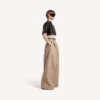 T-shirt corta da donna in nero T-shirt corta da donna in nero