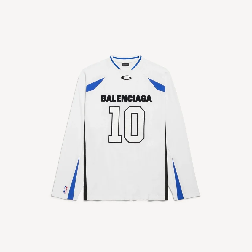 T-shirt da uomo a maniche lunghe oversize Balenciaga | Collaborazione NBA in bianco/multicolore T-shirt da uomo a maniche lunghe oversize Balenciaga | Collaborazione NBA in bianco/multicolore
