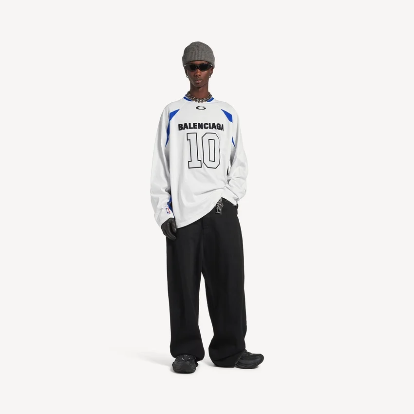 T-shirt da uomo a maniche lunghe oversize Balenciaga | Collaborazione NBA in bianco/multicolore T-shirt da uomo a maniche lunghe oversize Balenciaga | Collaborazione NBA in bianco/multicolore