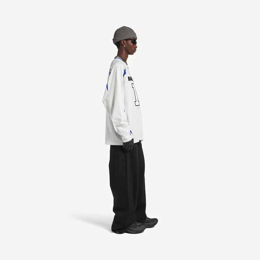 T-shirt da uomo a maniche lunghe oversize Balenciaga | Collaborazione NBA in bianco/multicolore T-shirt da uomo a maniche lunghe oversize Balenciaga | Collaborazione NBA in bianco/multicolore