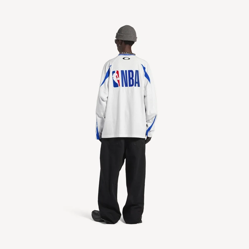 T-shirt da uomo a maniche lunghe oversize Balenciaga | Collaborazione NBA in bianco/multicolore T-shirt da uomo a maniche lunghe oversize Balenciaga | Collaborazione NBA in bianco/multicolore