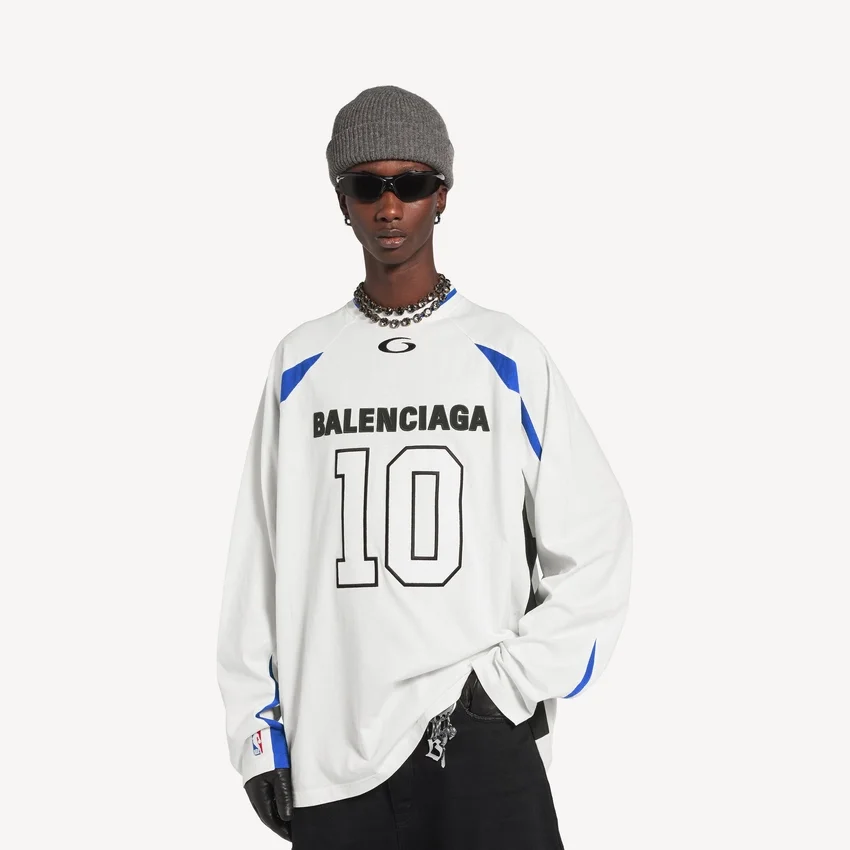 T-shirt da uomo a maniche lunghe oversize Balenciaga | Collaborazione NBA in bianco/multicolore T-shirt da uomo a maniche lunghe oversize Balenciaga | Collaborazione NBA in bianco/multicolore