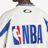 T-shirt da uomo a maniche lunghe oversize Balenciaga | Collaborazione NBA in bianco/multicolore T-shirt da uomo a maniche lunghe oversize Balenciaga | Collaborazione NBA in bianco/multicolore