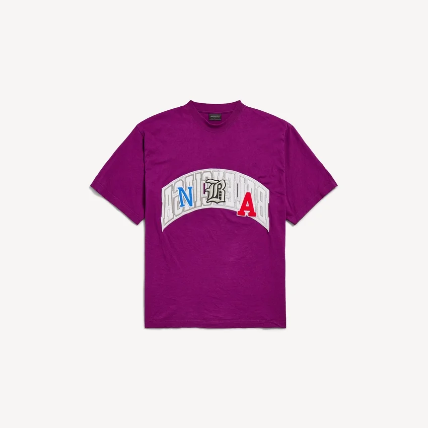 T-shirt da uomo Balenciaga | Collaborazione con la NBA, modello oversize, colore viola T-shirt da uomo Balenciaga | Collaborazione con la NBA, modello oversize, colore viola