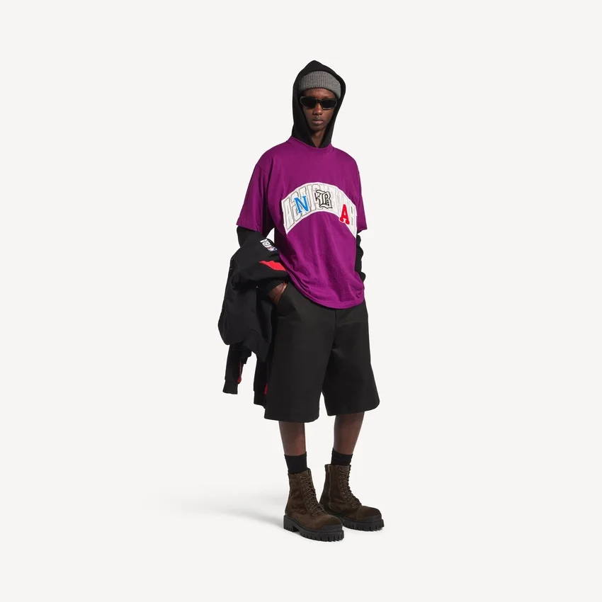 T-shirt da uomo Balenciaga | Collaborazione con la NBA, modello oversize, colore viola T-shirt da uomo Balenciaga | Collaborazione con la NBA, modello oversize, colore viola