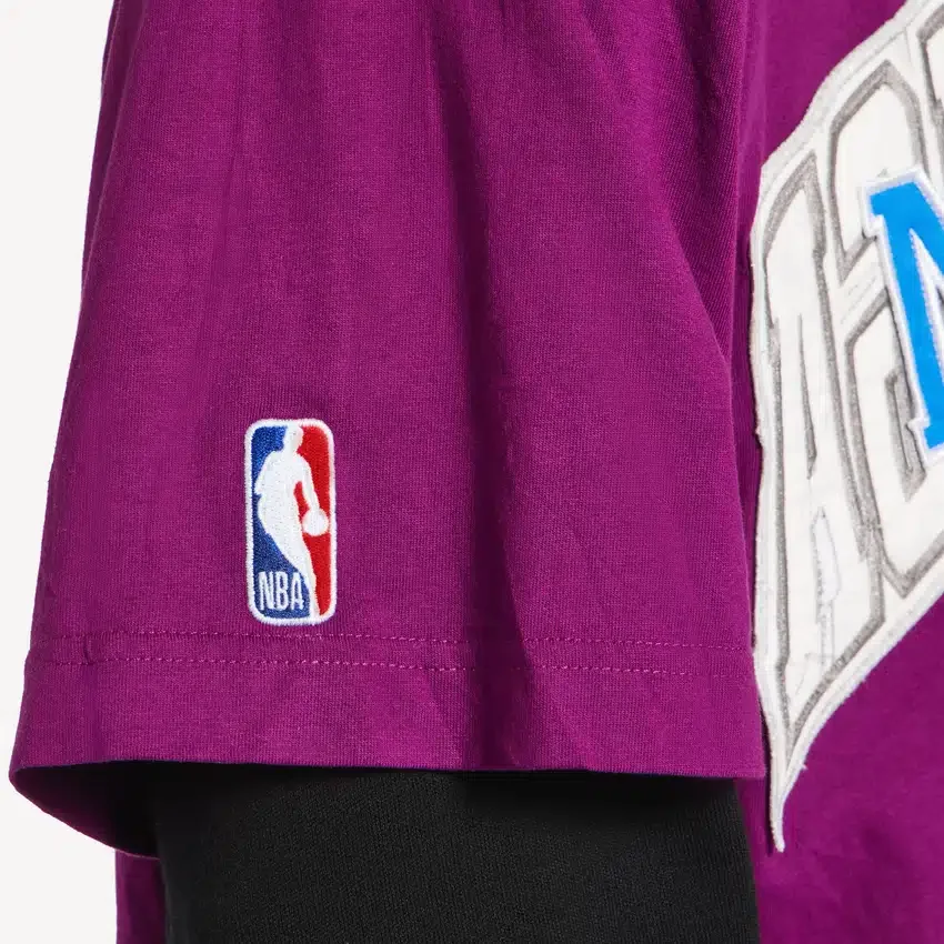 T-shirt da uomo Balenciaga | Collaborazione con la NBA, modello oversize, colore viola T-shirt da uomo Balenciaga | Collaborazione con la NBA, modello oversize, colore viola