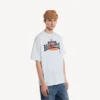 T-shirt da uomo con stampa “Bumper Stickers” a vestibilità media, colore bianco
