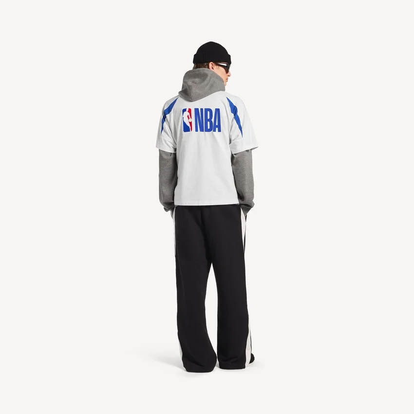 T-shirt da uomo oversize Balenciaga | Collaborazione NBA in bianco/multicolore T-shirt da uomo oversize Balenciaga | Collaborazione NBA in bianco/multicolore