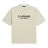 T-shirt Retail Therapy dalla vestibilità media “Ivory Black” 612966TLVB19054