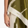 Top da donna con sciarpa in twill di seta effetto “brush scratch” color kaki