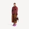 Trench corto da donna con pieghe in bordeaux