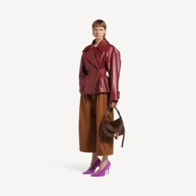 Trench corto da donna con pieghe in bordeaux